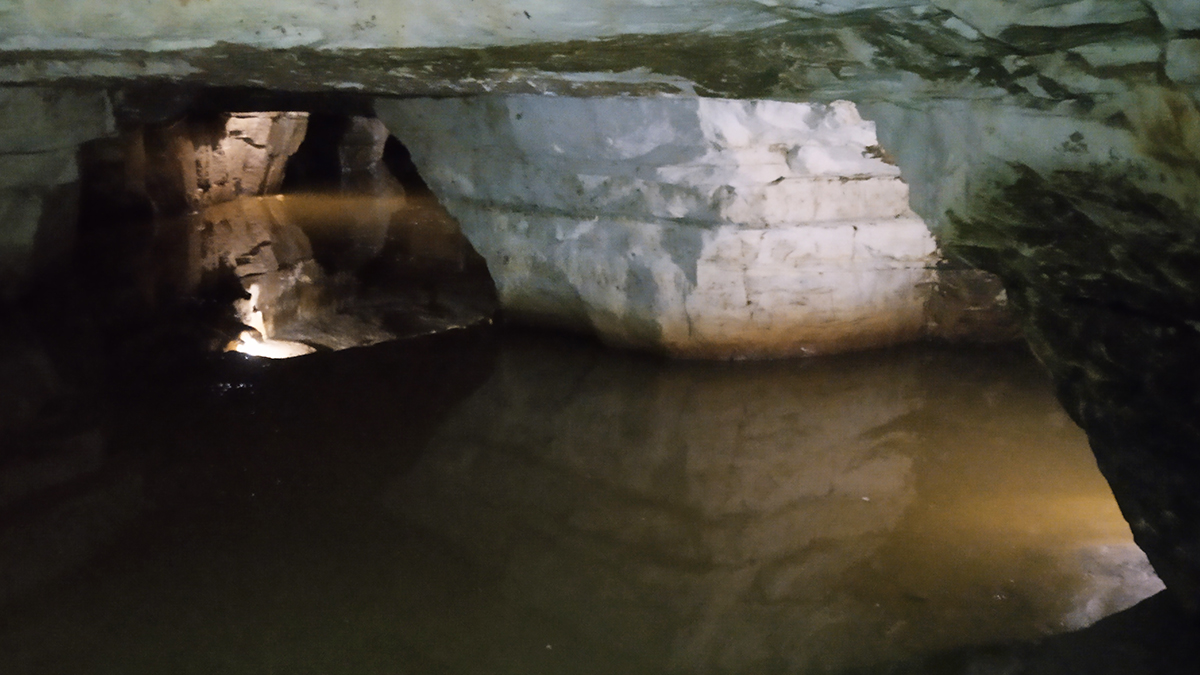 Подземное озеро в Саблинских пещерах.