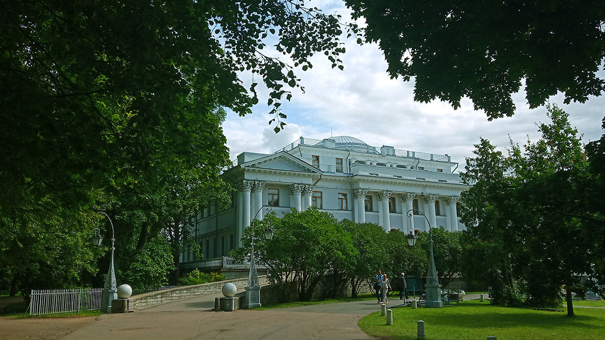 Елагиноостровский дворец ЦПКиО Санкт-Петербург.