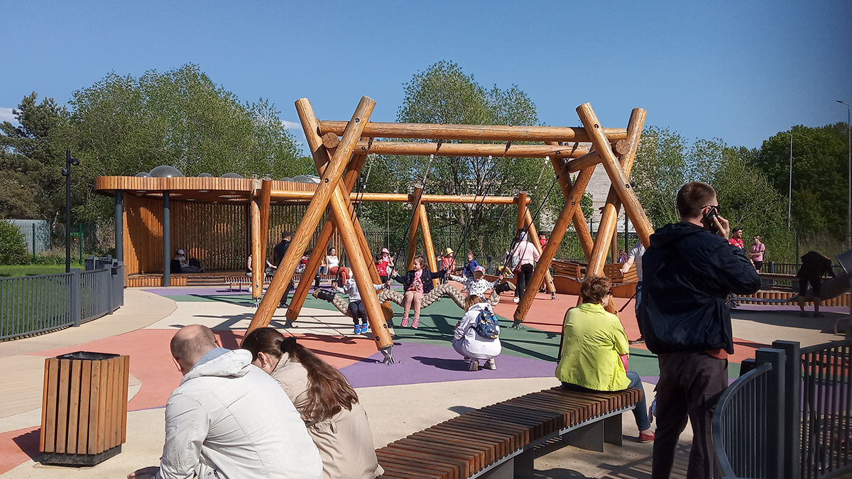 Детская площадка в детском парке в Кронштадте.