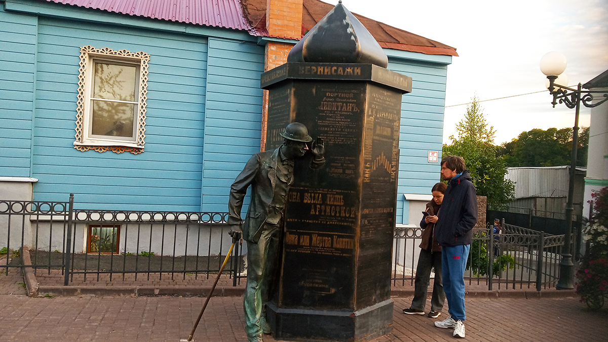 Памятник филеру во Владимире.