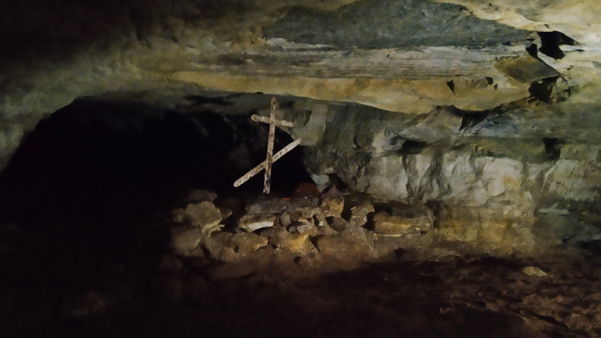 Могила белого спелеолога в Саблинских пещерах.