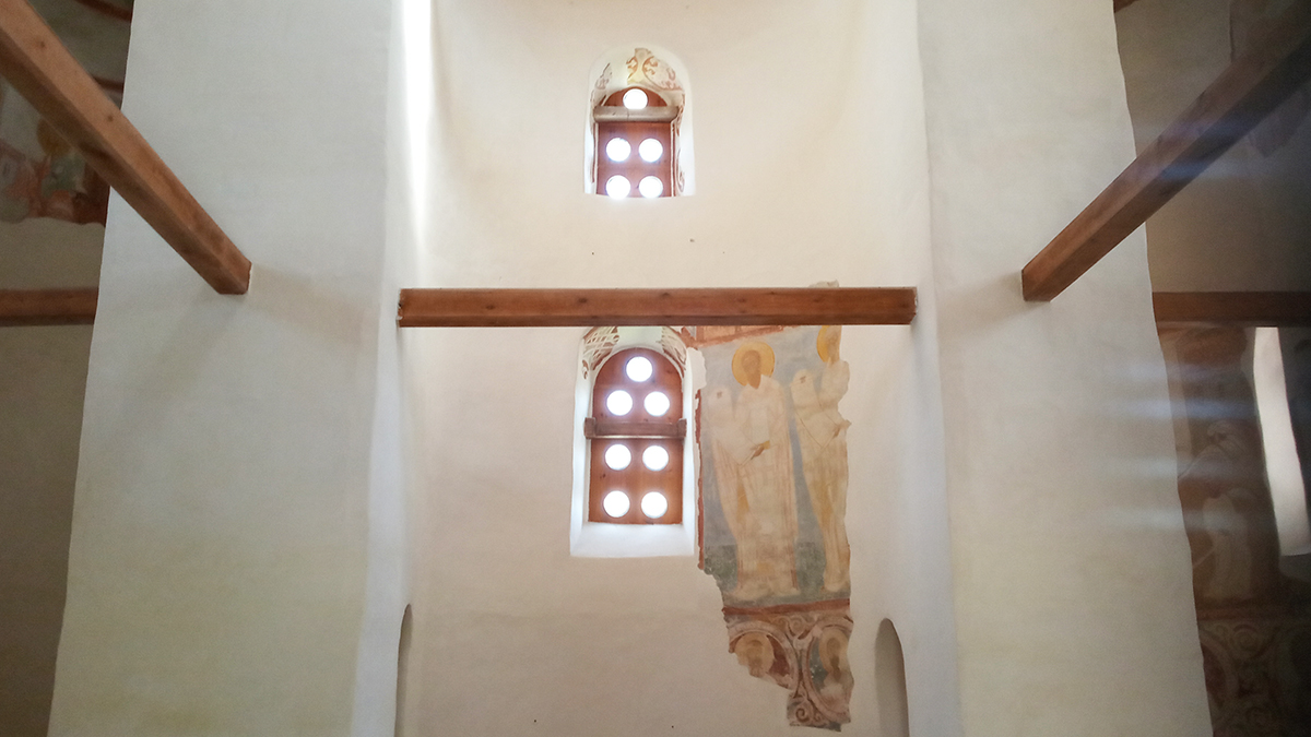 Георгиевский храм в Старой Ладоге изнутри.