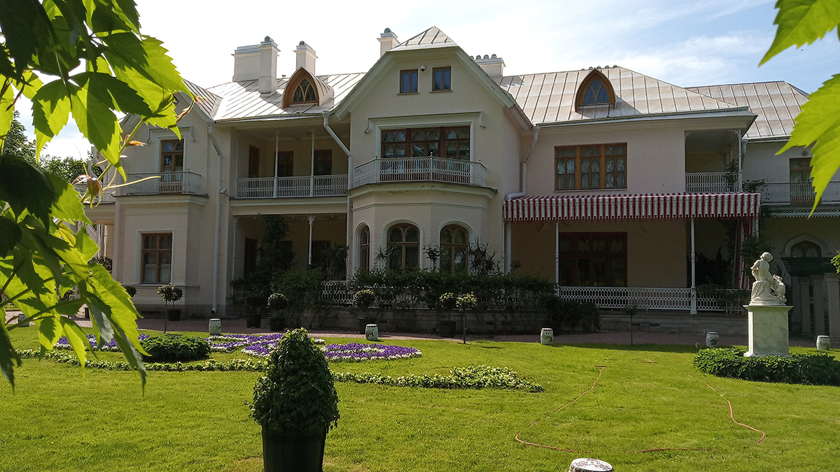 Фермерский дворец в парке Александрия Петергоф.