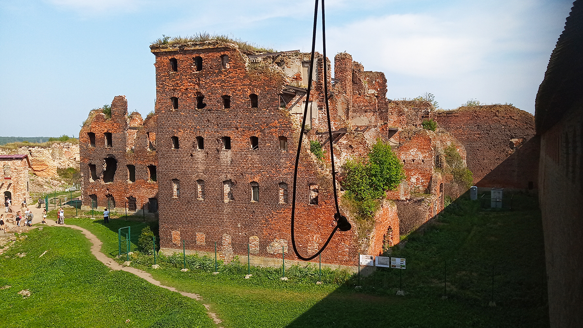 Развалины тюремного корпуса в крепости Орешек.