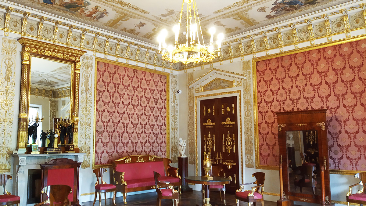 Малиновая гостиная в Елагиноостровском дворце ЦПКиО Санкт-Петербург.