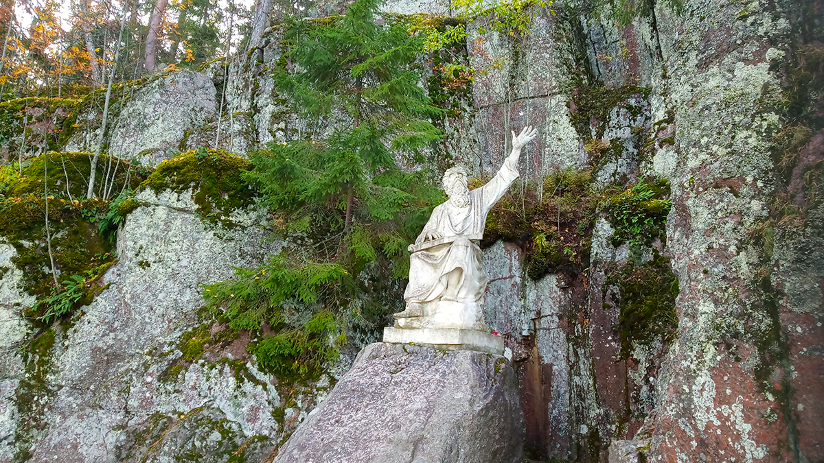 Скульптура «Вяйнямёйнен» в пейзажном парке Монрепо.