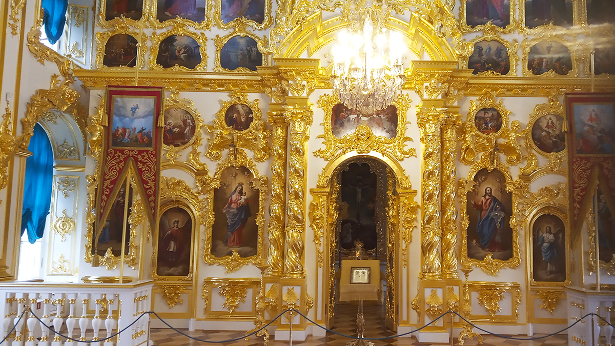 Иконостас в Петропавловской церкви.
