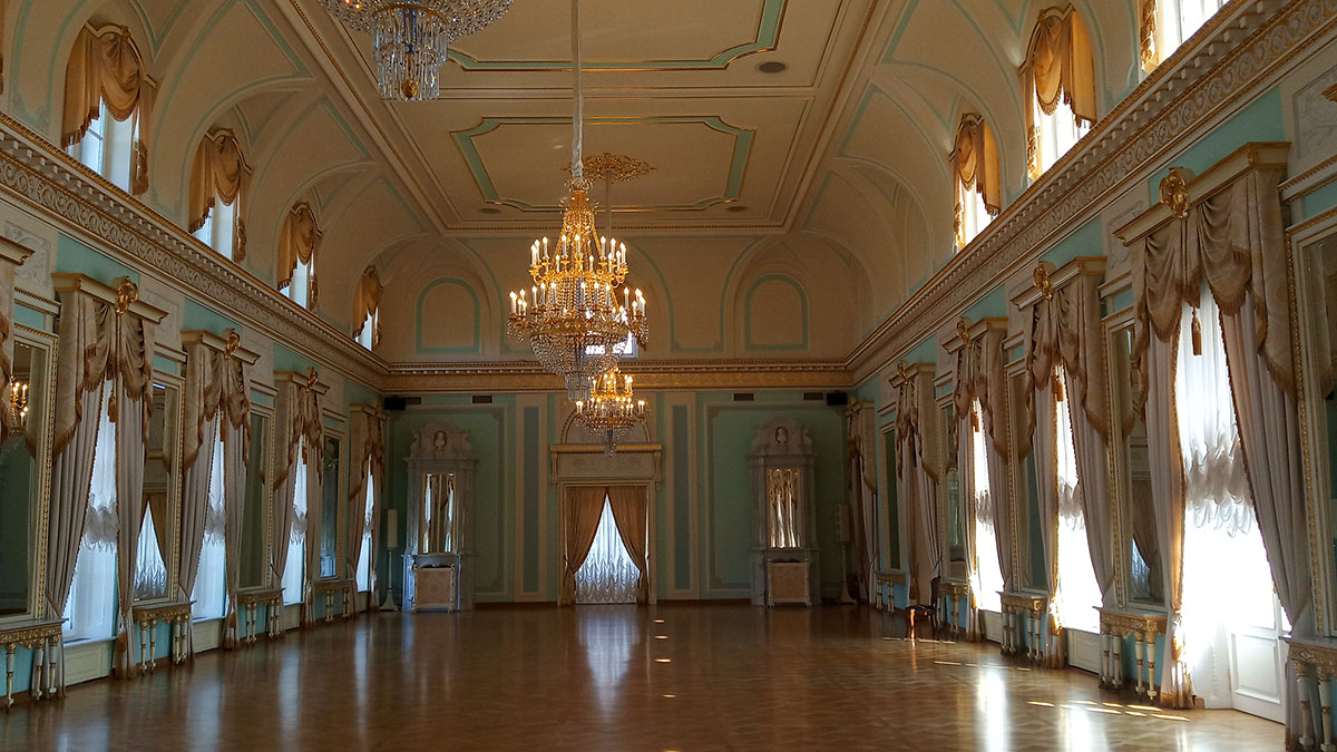 Голубой зал Константиновского дворца.
