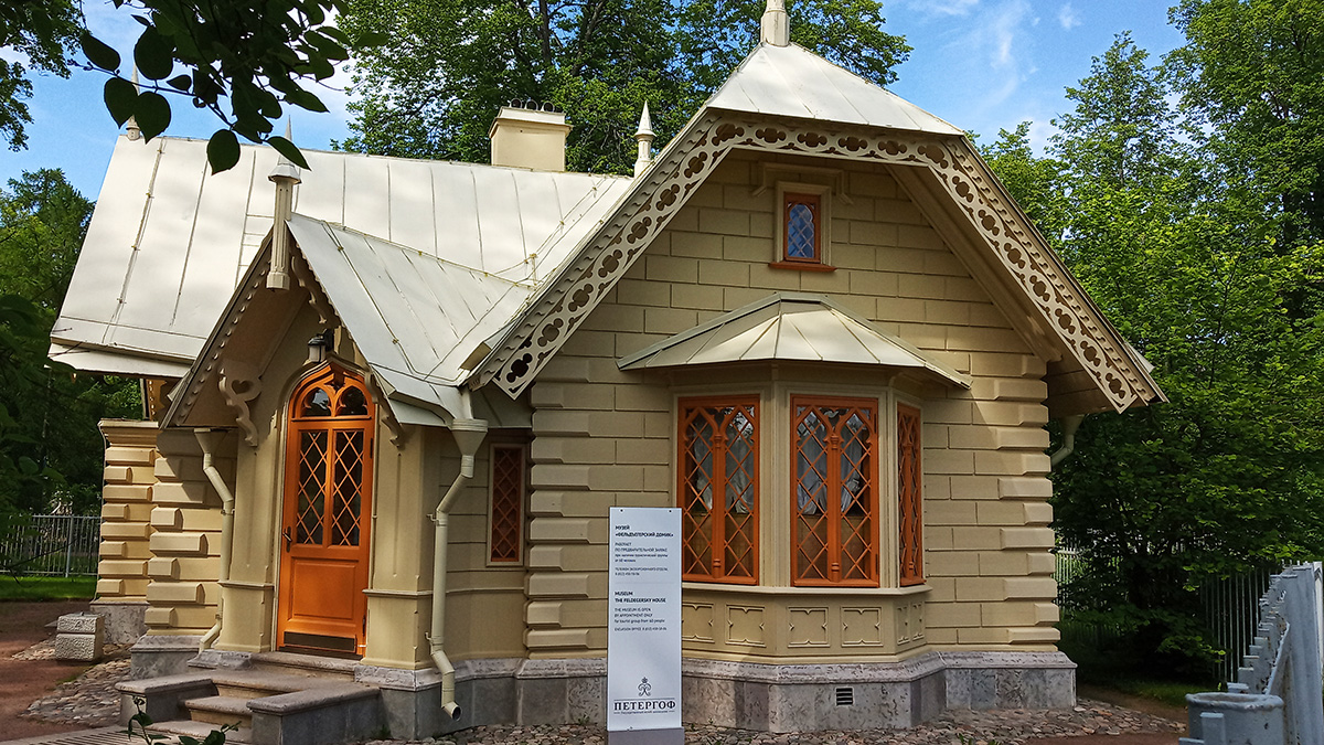 Фельдъегерский домик в парке Александрия Санкт-Петербург.