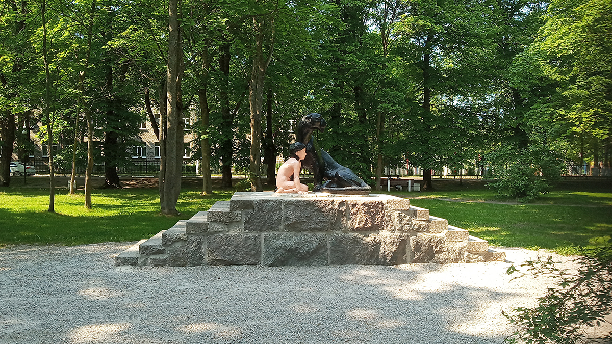 Памятник Маугли в Приозерске.