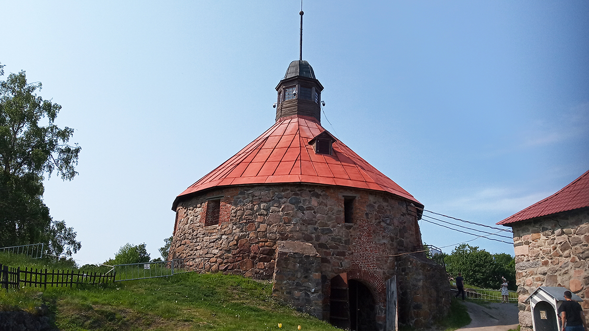 Круглая башня в крепости Корела.