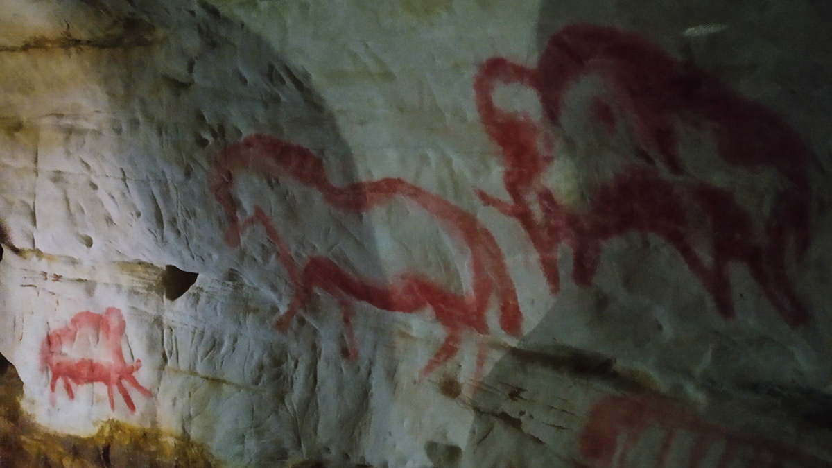Наскальные рисунки в Саблинских пещерах.