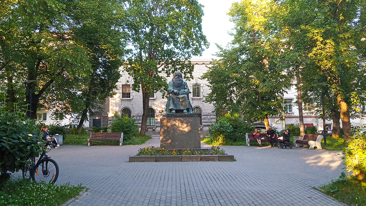 Памятник рунопевцу в Сортавала.