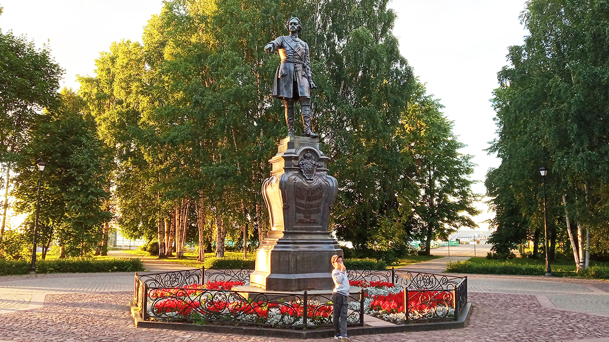 Петрозаводск, памятник основателю города Петру I.