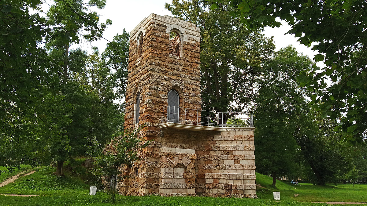 Башня руина в Стрельне.