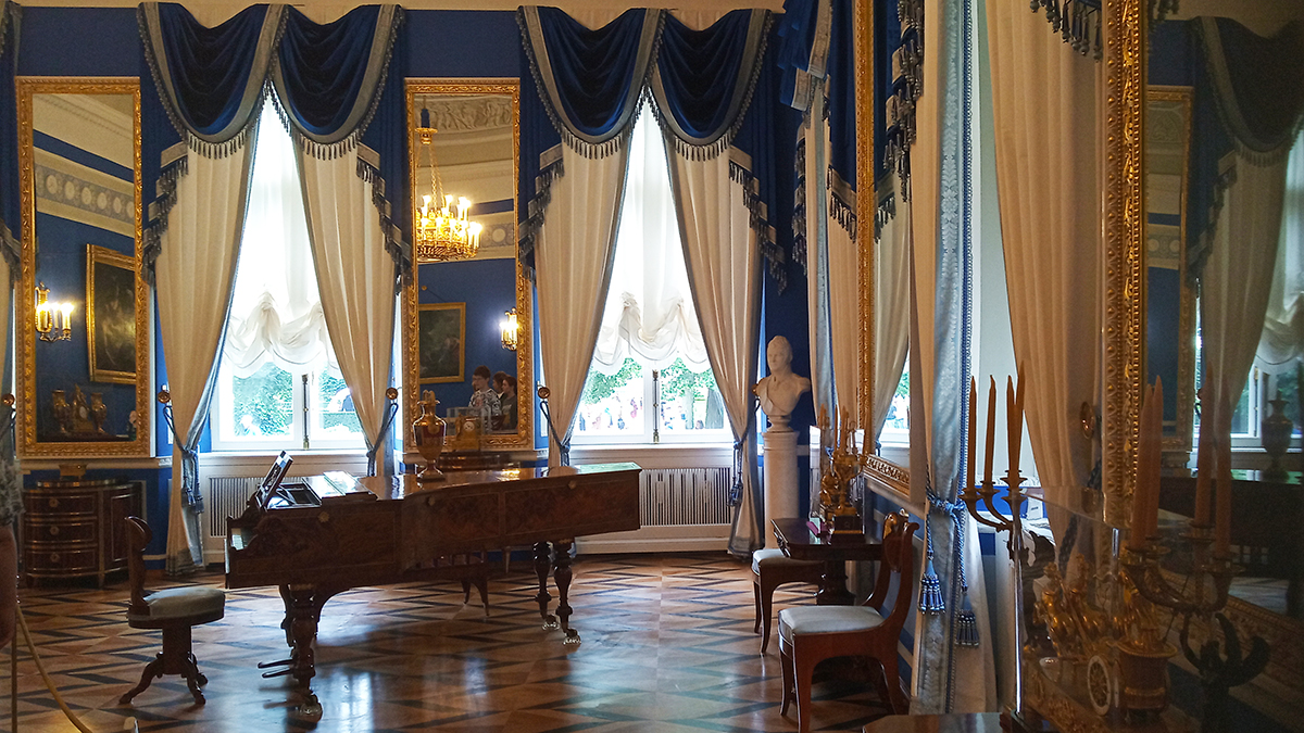 Синяя гостиная в Петергофе.